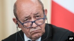 Menlu Perancis, Jean-Yves Le Drian menyimaak dalam sebuah konferensi pers setelah pembicaraannya dengan rekan setara dari Rusia, Sergey Lavrov, di Moskow, Rusia, hari Jumat, 8 September 2017 (foto: AP Photo/Pavel Golovkin)