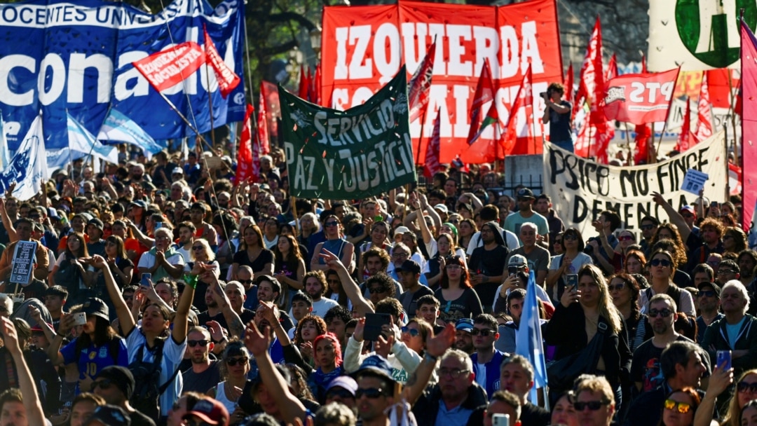 Miles de universitarios protestaron contra ajustes de Milei en Argentina