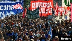 Estudiantes universitarios argentinos, sindicatos y grupos sociales protestan contra la promesa del presidente argentino Javier Milei de vetar una ley para financiar las universidades, en Buenos Aires, Argentina, el 2 de octubre de 2024.