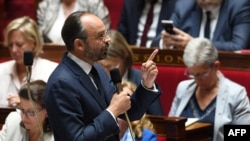 Le Premier ministre français Edouard Philippe s'adresse aux députés lors d'une séance de questions au gouvernement à l'Assemblée nationale française à Paris, le 12 juin 2018.