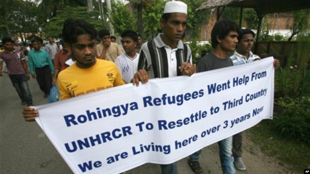 Para pengungsi dari etnis Rohingya memegang spanduk dalam unjuk rasa menuntut UNHCR segera dikirim ke permukiman di negara ketiga. (AP/Binsar Bakkara)