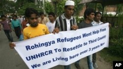 Para pengungsi dari etnis Rohingya memegang spanduk dalam unjuk rasa menuntut UNHCR segera dikirim ke permukiman di negara ketiga. (AP/Binsar Bakkara)