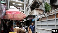 Evictees Begin to Leave Phnom Penh’s Crumbling ‘White Building’