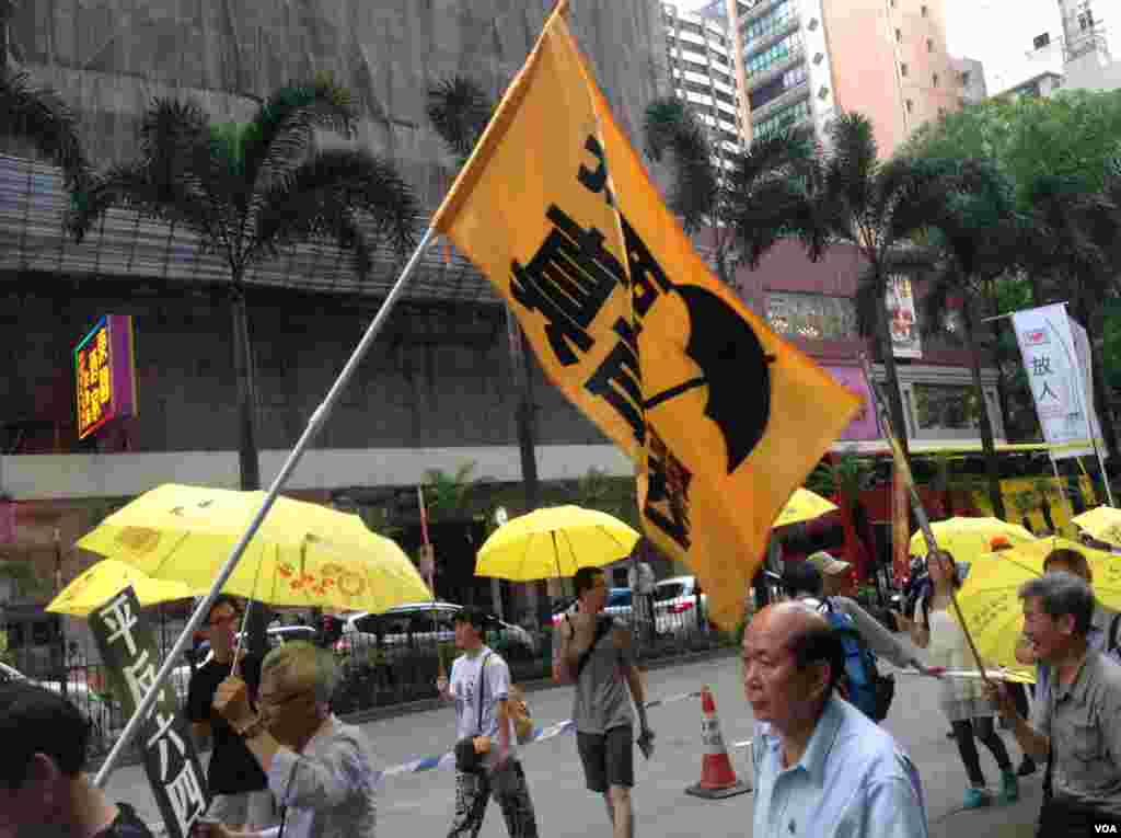 香港支聯會舉行年度平反六四大遊行(美國之音海彥拍攝)