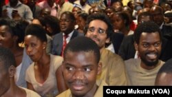 Le rappeur angolais Luaty Beirão ainsi que d'autres opposants angolais assis devant le tribunal à Luanda, Angola, 16 novembre 2015