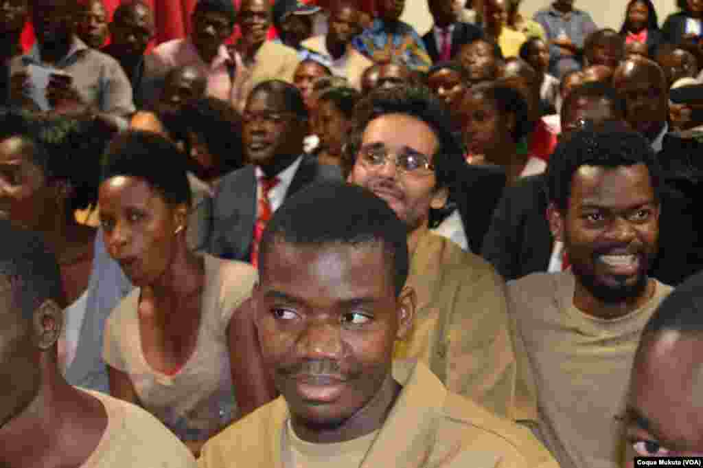 Laurinda Gouveia, Luaty Beirão no meio e Hitler, na segunda fila em tribunal. Luanda, Angola. Nov 16, 2015