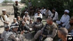 Josh Habib, (extrême gauche), interprète pour les Marines américains dans le district de Nawa, dans la province afghane de Helmand, le 2 juillet 2009. 