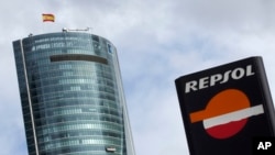 Logo Repsol di depan gedung Torre Espacio di Madrid, 13 April 2012. 