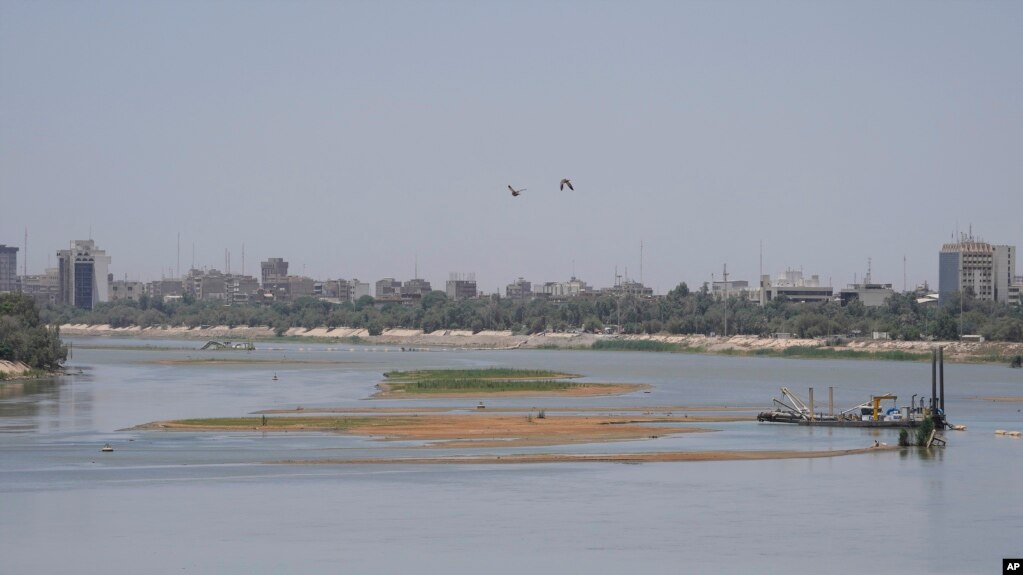 کاهش چشمگیر سطح آب رودخانه دجله در نزدیکی بغداد، عراق - ۲۸ مه ۲۰۲۲