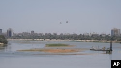 کاهش چشمگیر سطح آب رودخانه دجله در نزدیکی بغداد، عراق - ۲۸ مه ۲۰۲۲