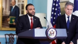 Rashad Hussain, Utusan Khusus AS untuk Urusan Kebebasan Beragama Sedunia memberikan keterangan kepada media di kantor Deplu AS bersama Menlu Antony Blinken. 