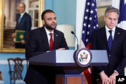 امریکی وزیر خارجہ اینٹنی بلنکن اور بین الاقوامی مذہبی آزادیوں سے متعلق خصوصی سفیر رشاد حسین ، محکمہ خارجہ میں 2023 کی رپورٹ پیش کرتےہوئے ، فوٹو اے پی ، 15 مئی 2023