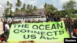 环保人士在肯尼亚蒙巴萨举行的第11届“我们的海洋”大会(Our Ocean Conference)召开前参加抗议活动。(2026年6月15日)