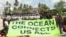 环保人士在肯尼亚蒙巴萨举行的第11届“我们的海洋”大会(Our Ocean Conference)召开前参加抗议活动。(2026年6月15日)