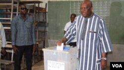 Le président Roch Marc Christian Kabore vote pour les municipales au Burkina le 22 mai 2016 à Ouagadougou. (VOA/Zoumana Wonogo)