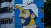 ARCHIVO - Un mural que representa al presidente de El Salvador, Nayib Bukele, fue pintado un edificio residencial en el barrio Zacamil de San Salvador, El Salvador, el viernes 17 de noviembre de 2023.