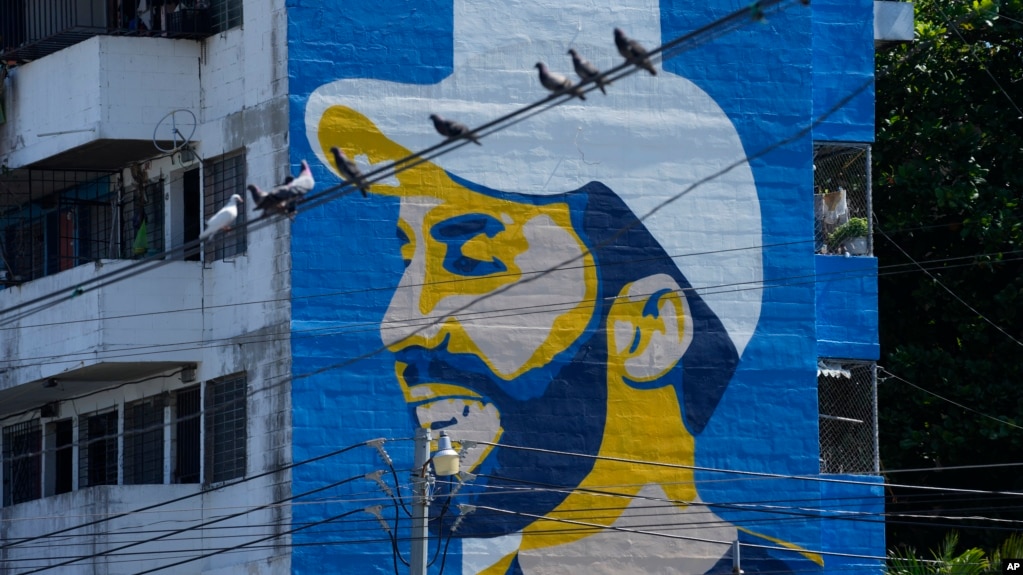 ARCHIVO - Un mural que representa al presidente de El Salvador, Nayib Bukele, fue pintado un edificio residencial en el barrio Zacamil de San Salvador, El Salvador, el viernes 17 de noviembre de 2023.