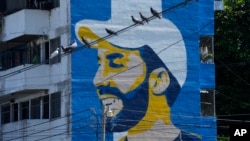 ARCHIVO - Un mural que representa al presidente de El Salvador, Nayib Bukele, fue pintado un edificio residencial en el barrio Zacamil de San Salvador, El Salvador, el viernes 17 de noviembre de 2023.