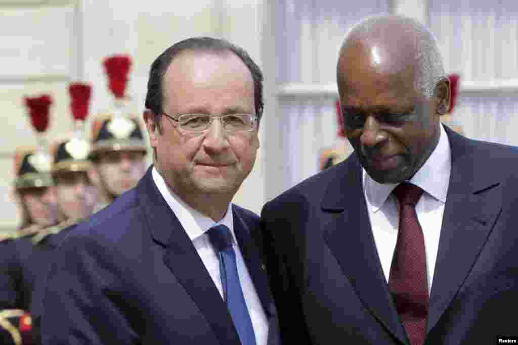 O Presidente francês François Hollande (à esquerda) dá as boas-vindas ao Presidente angolano José Eduardo dos Santos no Palácio do Eliseu em Paris, Abril 29, 2014. REUTERS/Philippe Wojazer 