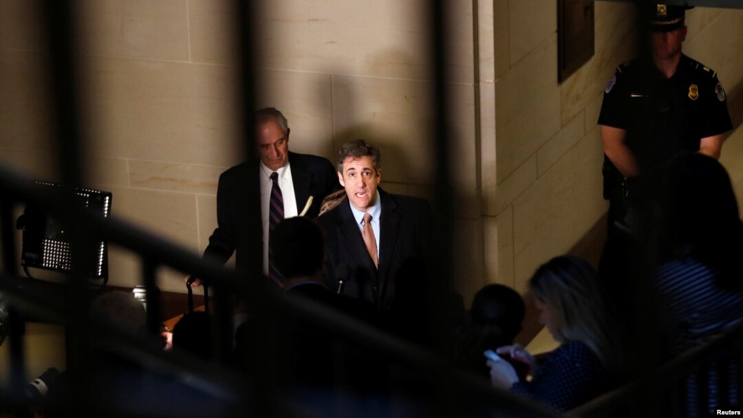 Michael Cohen, cựu luật sư riêng của Tổng thống Donald Trump, nói chuyện với phóng viên sau khi khai chứng trước Ủy ban Tình báo Hạ viện Hoa Kỳ trong Điện Capitol, ngày 6 tháng 3, 2019.