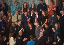 도널드 트럼프 미국 대통령이 2018년 국정연설에서 북한에 억류됐다 숨진 대학생 오토 웜비어 씨의 가족을 소개하자 의원 등 참석자들이 격려의 박수를 보내고 있다.