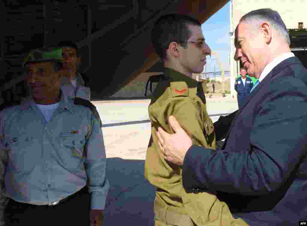 18/10: Thủ tướng Benjamin Netanyahu đón mừng binh sỹ Gilad Shalit tại căn cứ không quân Tel Nof ở trung bộ Israel. Anh đã trở về hôm thứ ba sau 5 năm bị phe Hamas bắt giữ. Hàng trăm tù nhân Palestine được trả tự do để đánh đổi trong vụ này được giới lãnh 