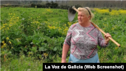 Dolores Leis, de 64 años, habla con sencillez de su repentina fama, y dice que lo que más le importa es la salud de sus cosechas y una plaga que está afectando sus cultivos de papas. FOTO: La Voz de Galicia.