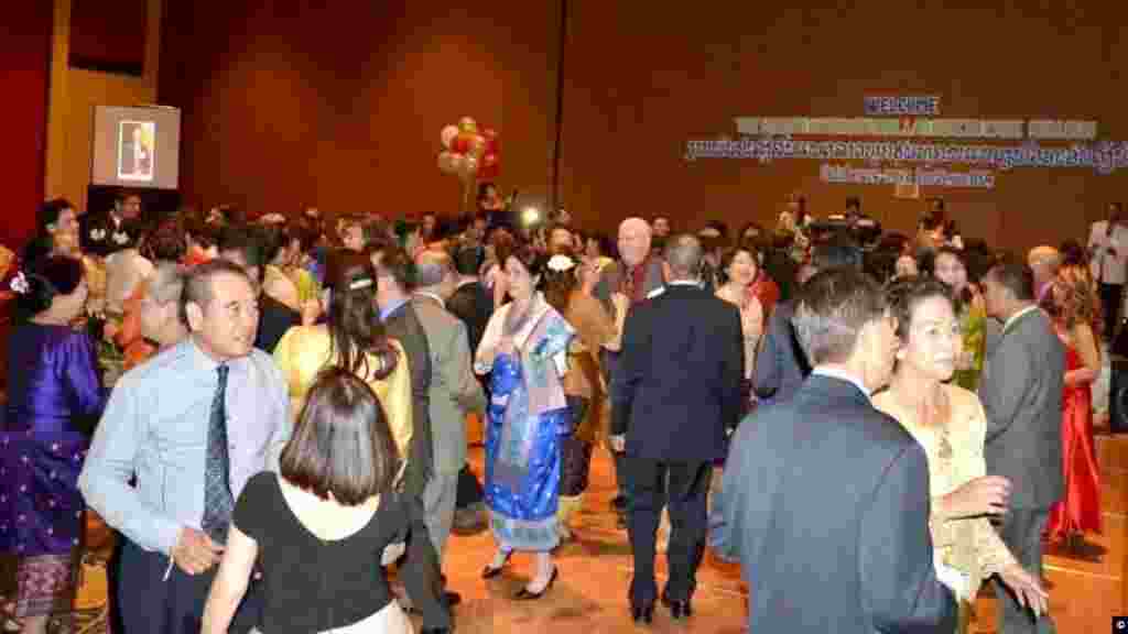 ງານ​ມ່ວນ​ຊື່ນ ລື່ນ​ເລີງ