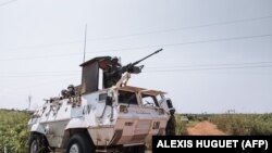 Des commandos égyptiens de la mission de maintien de la paix des Nations unies, MINUSCA, montent la garde à la périphérie de Bangui, la capitale de la République centrafricaine, le 25 décembre 2020. 