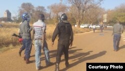 Police arresting some political activists. (Courtesy photo: Zimbabwe Lawyers for Human Rights)