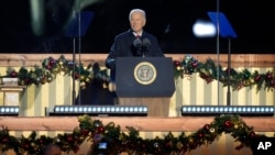 El presidente Joe Biden durante la ceremonia de encendido del árbol de Navidad Nacional, el jueves 5 de diciembre de 2024, en Washington. (AP Foto/Mark Schiefelbein).