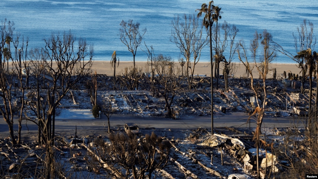 Spaljeni ostaci kamp prikolica duž plaže u blizini Pacifik Palisejdsa u Los Angelesu, Kalifornija, 15. januar, 2025. (Foto: Reuters/Mike Blake)