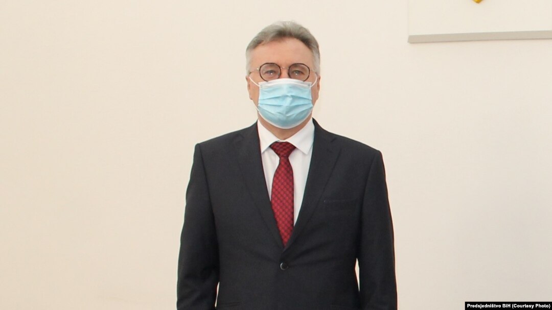 Bosnia and Herzegovina -- Member of Bosnian tripartite Presidency Sefik Dzaferovic (R) and Russian ambassador to Bosnia and Herzegovina Igor Kalabukhov (Kalabuhov, L), in Sarajevo, February 10, 2021.