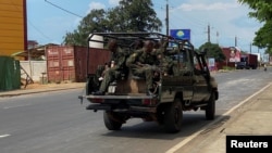 Les forces de sécurité guinéennes patrouillent les rues de Conakry suite à l'évasion de Moussa Dadis Camara.