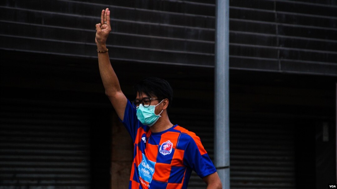 Anti-government protesters hold up three-finger salute in protest, Bangkok, 25 July 2021. (VOA/Tommy Walker)