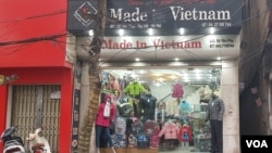 ຮ້ານ​ຂາຍເຄື່ອງ​ຢູ່​ຍ່ານ​ການຄ້າ​ແຫ່ງ​ນຶ່ງ​ໃນ​ຫວຽດ​ນາມ