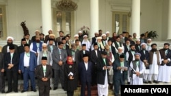 Para ulama dari Indonesia, Pakistan, dan Afghanistan yang menghadiri konferensi trilateral pada saat membacakan Bogor Ulema Declaration of Peace (Deklarasi Ulama untuk Perdamaian) di Istana Kepresidenan Bogor, Jawa Barat, 11 Mei 2018 (Foto: VOA/Ahadian Ut