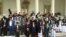 Para ulama dari Indonesia, Pakistan, dan Afghanistan yang menghadiri konferensi trilateral pada saat membacakan Bogor Ulema Declaration of Peace (Deklarasi Ulama untuk Perdamaian) di Istana Kepresidenan Bogor, Jawa Barat, 11 Mei 2018 (Foto: VOA/Ahadian Ut