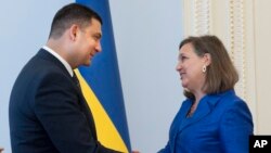 PM baru Ukraina Volodymyr Groysman (kiri) bertemu Wakil Menlu AS untuk Eropa dan Eurasia, Victoria Nuland di Kyiv Juli tahun lalu (foto: dok). Groysman ketika itu menjabat sebagai ketua parlemen Ukraina.