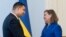 新当选的乌克兰总理戈洛伊斯曼(左)与美国国务院负责欧洲和欧亚事务的助理国务卿纽兰星期二在乌克兰首都基辅举行会晤