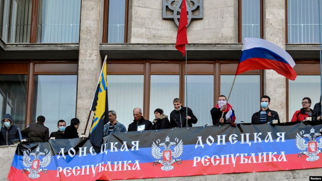 Demonstran pro-Rusia menyerbu gedung-gedung pemerintah di kota Donetsk, Ukraina timur hari Minggu (6/4). 