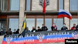 Demonstran pro-Rusia menyerbu gedung-gedung pemerintah di kota Donetsk, Ukraina timur hari Minggu (6/4). 