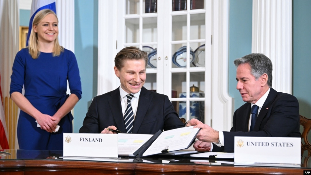 Menlu AS Antony Blinken (kanan) menandatangani perjanjian pertahanan dengan Menteri Pertahanan Finlandia Antti Hakkanen, disaksikan oleh Menlu Finlandia Elina Valtonen di kantor Deplu AS di Washington, DC hari Senin (18/12). 