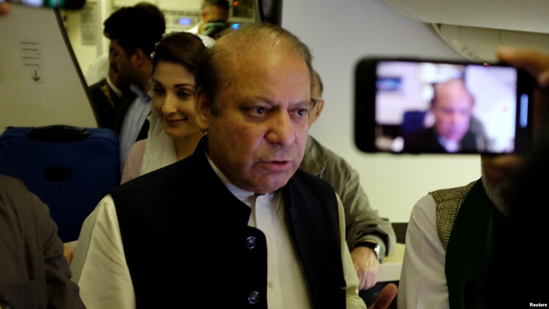Mantan PM Pakistan Mawaz Sharif saat memasuki pesawat yang akan membawanya menuju Lahore, Pakistan di bandara internasional Abu Dhabi, UAE, 13 Juli 2018.