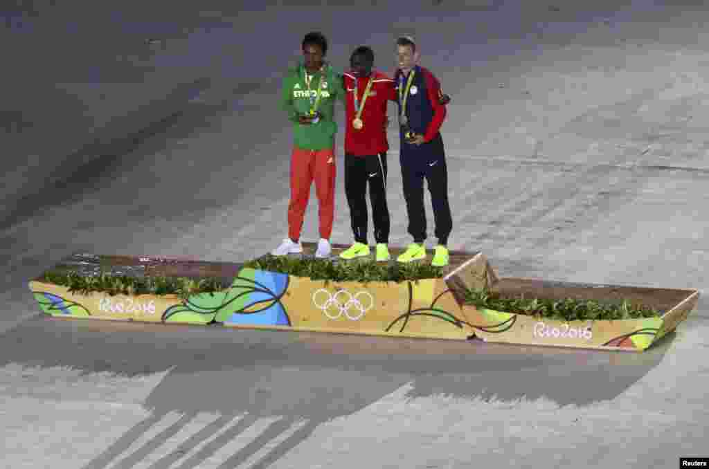 ၂၀၁၆ Rio အိုလံပစ် ပိတ်ပွဲအခမ်းအနားမှာ အမျိုးသားမာရသွန် ဆုပေးစဉ်