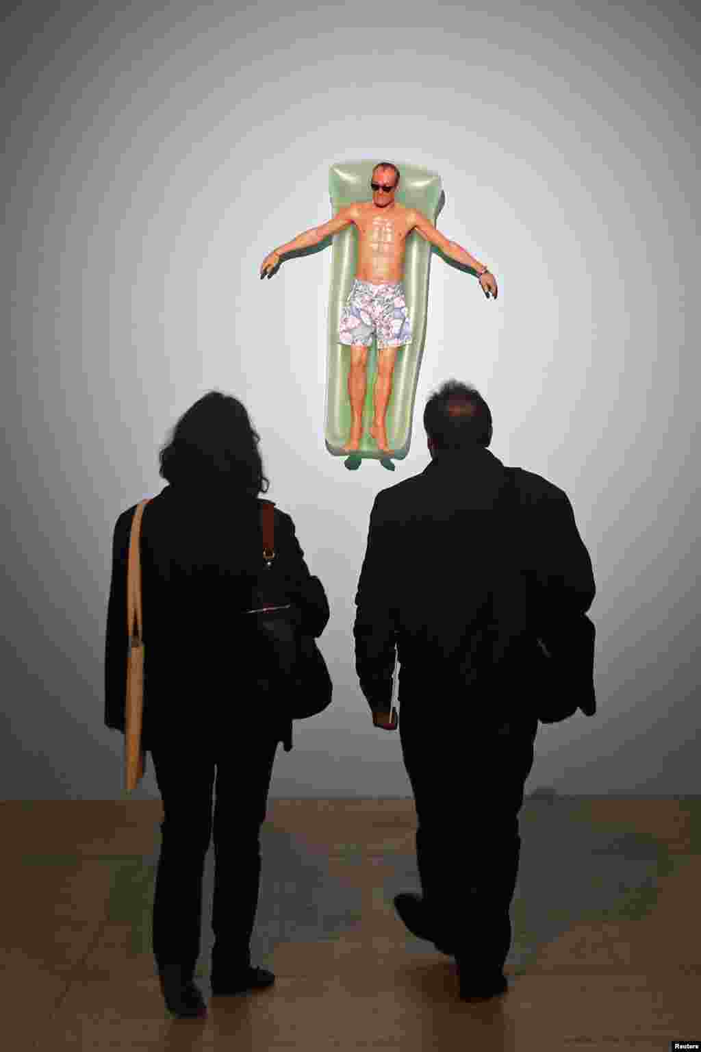 بے جان مجسموں پر حقیقت کا گمان