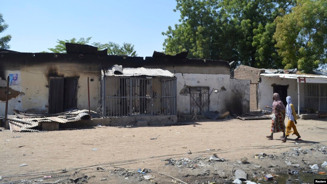 Dua perempuan Nigeria melewati rumah-rumah yang hangus akibat serangan militan Boko Haram bulan lalu (foto: dok). 