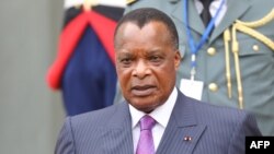 Denis Sassou Nguesso quitte le palais de l'Elysée après la conférence internationale sur la Libye à Paris le 29 mai 2018.