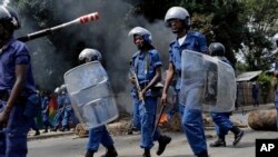 Des policiers burundais en action