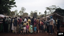 Radnik Visokog komesarijata Ujedinjenih nacija za izbjeglice dočekuje izbjeglice iz Centralnoafričke Republike na ulazu u mjesto za registraciju izbjeglica u Nduu, provincija Bas-Uele, Demokratska Republika Kongo, 21. janiar 2021.